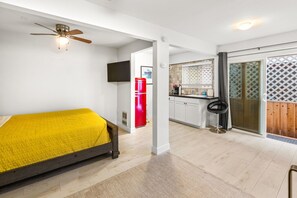 3 chambres, bureau, fer et planche à repasser, lit parapluie