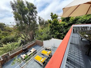 Outdoor dining - Mile to Beach! Pool Table & Hot tub! Pet Friendly! (Oceanside)