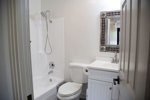 Une salle de bain avec une baignoire, des toilettes et un lavabo.