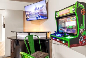 Game room - Mile to Beach! Pool Table & Hot tub! Pet Friendly! (Oceanside)