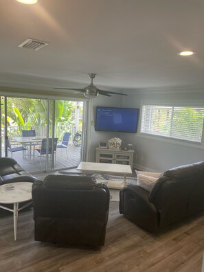 Smart TV, books, printers - Special Rate Available September 2026 book now (Summerland Key)