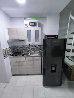 Fridge, dishwasher, blender, cookware/dishes/utensils