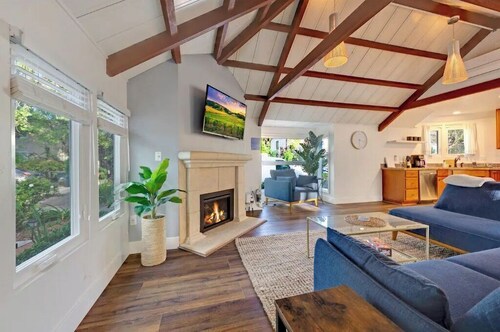 Spanish Wine Country Cottage with a Hot Tub