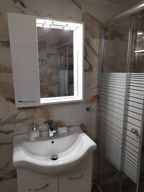 Combined shower/bathtub, hair dryer, towels, soap