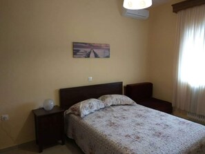 3 bedrooms, in-room safe, free WiFi, bed sheets