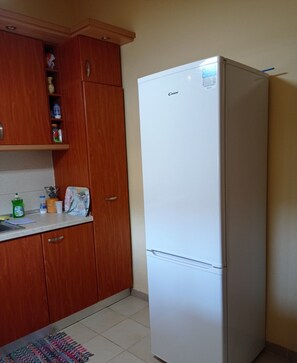 Fridge, coffee/tea maker, high chair, blender