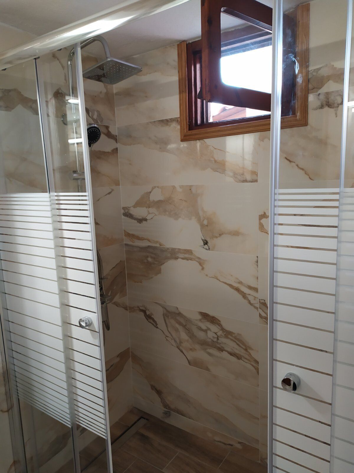 Combined shower/tub, hair dryer, towels, soap
