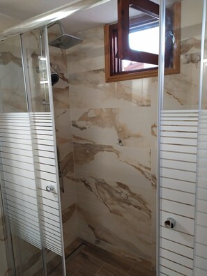 Combined shower/bathtub, hair dryer, towels, soap