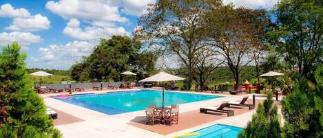 Hồ bơi ngoài trời, dù/ô trên bãi biển/hồ bơi, ghế dài tắm nắng