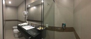 尊贵套房 | 浴室 | 淋浴设施、大花洒淋浴喷头、免费洗浴用品、吹风机