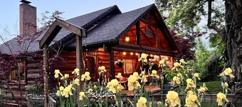 Share a Spacious log cabin home. 5 minutes walk to Historic Jacksonville! 