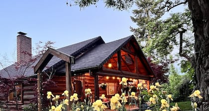 Share a Spacious log cabin home. 5 minutes walk to Historic Jacksonville!