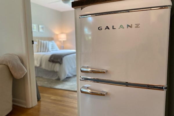 Luxury Suite, 1 Bedroom, Non Smoking, Kitchenette | Private kitchenette | Mini-fridge, microwave, coffee/tea maker, dining tables
