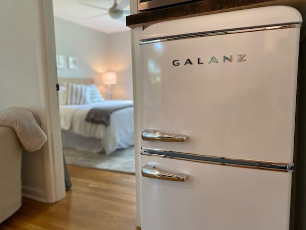 Luxury Suite, 1 Bedroom, Non Smoking, Kitchenette | Private kitchenette | Mini-fridge, microwave, coffee/tea maker, dining tables