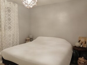 4 slaapkamers, een bureau, een strijkplank/strijkijzer, reisbedje