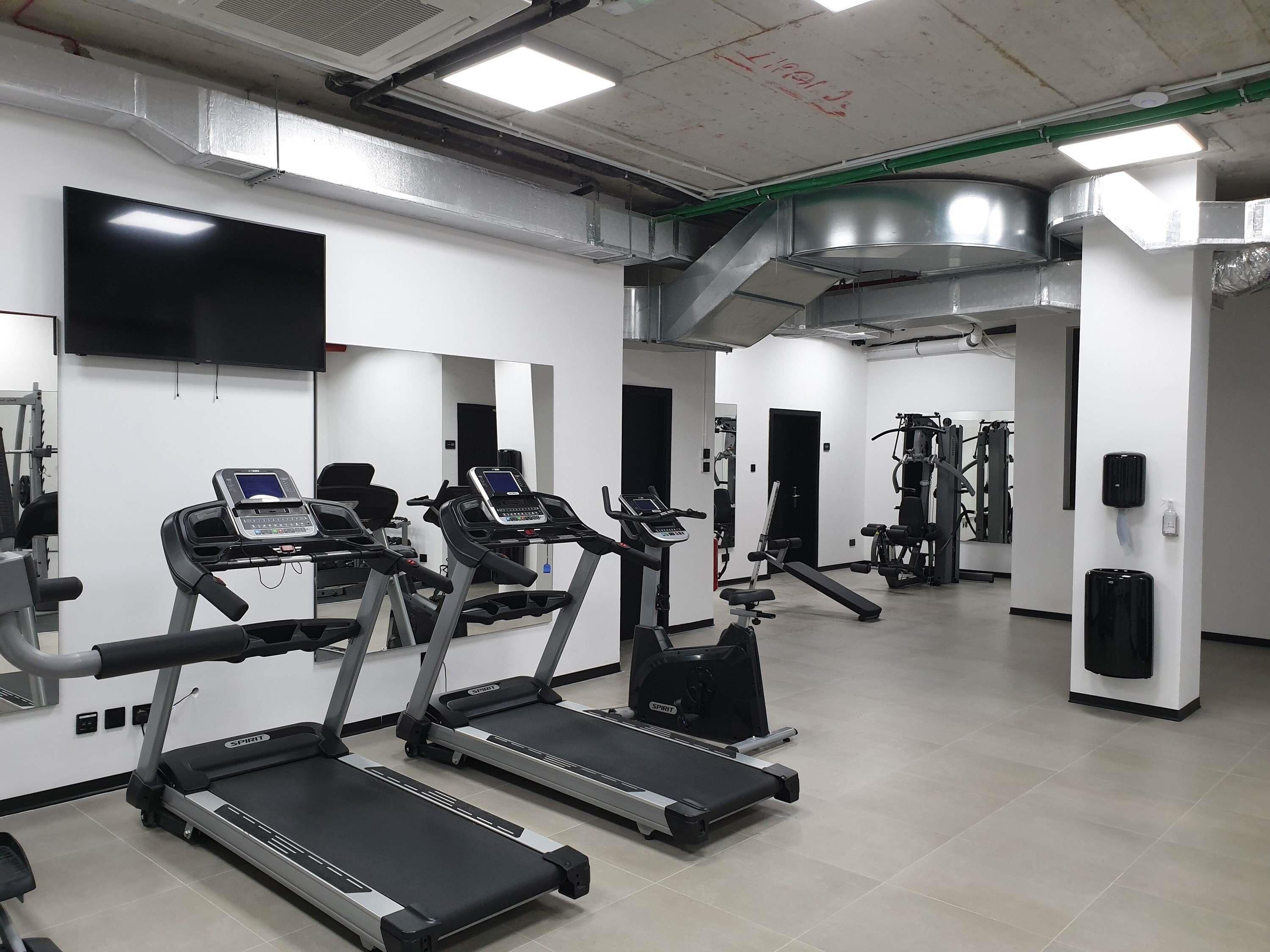 Ein Fitnessstudio mit Laufbändern, Ergometer und Kraftgeräten.