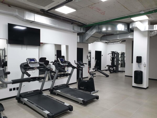 A gym with treadmills, exercise bikes, and weight machines. - Aparthotel Adagio Malta Central (Msida)