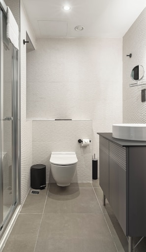 Penthouse (2 people) | Phòng tắm | Buồng tắm vòi sen, vòi sen phun mưa
