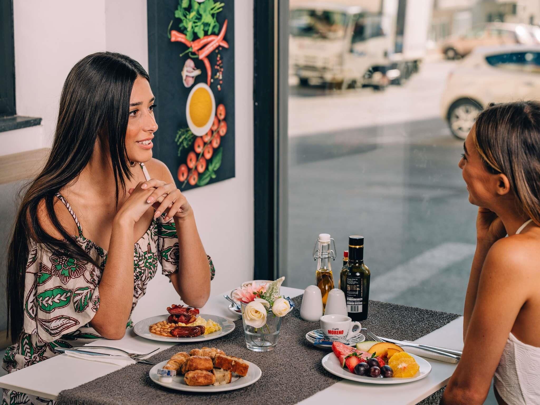 Se sirven desayunos, almuerzos y cenas; cocina mediterránea
