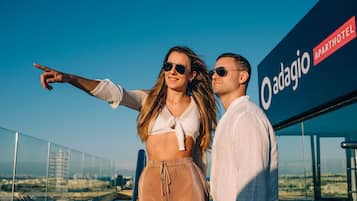 Bar en la azotea, con vista a la piscina, abre solo algunos días