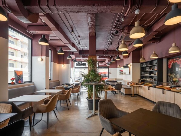 Desayuno buffet diario (EUR 12 por persona)