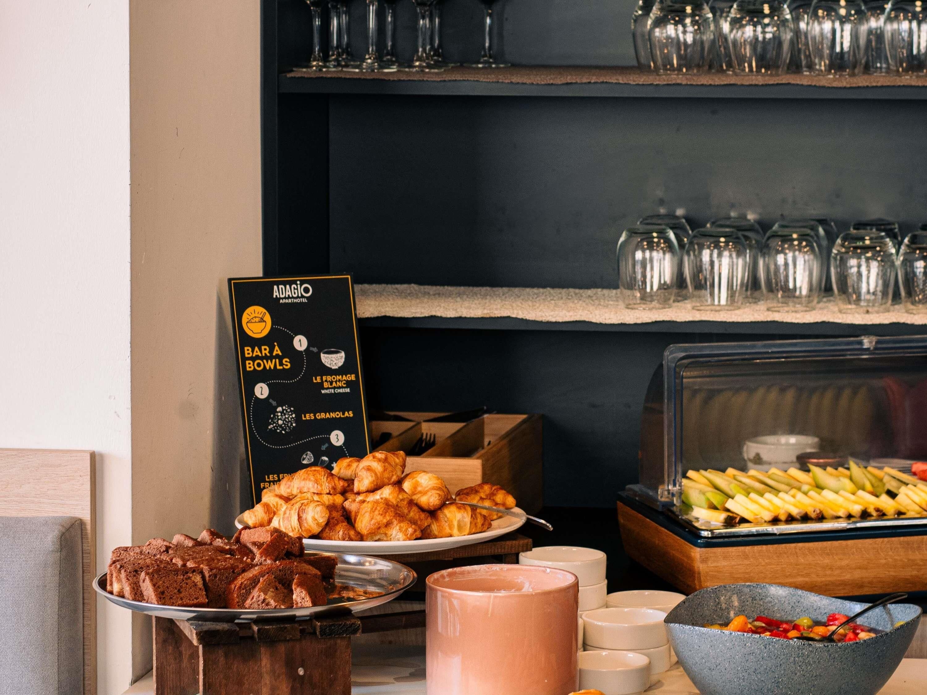 Ein reichhaltiges Buffet mit Croissants, Brot und verschiedenen Früchten.