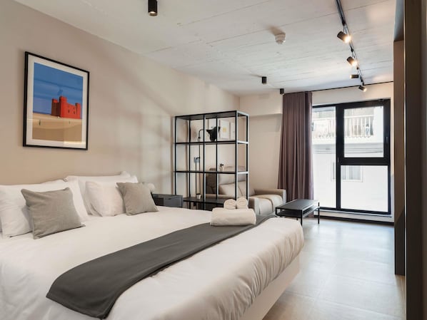 1 bedroom, Egyptian cotton sheets, premium bedding, memory-foam beds