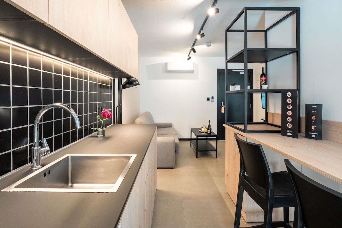 Frigobar, microondas, horno, placa de cocina