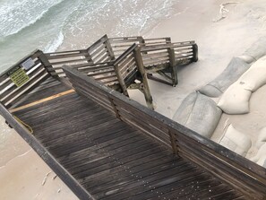 A wooden staircase leading down to a sandy beach. - Beachfront 2-bedroom condo, 2-minute walk to North Topsail Beach (North Topsail Beach)