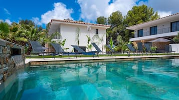 Een buitenzwembad en een verwarmd zwembad