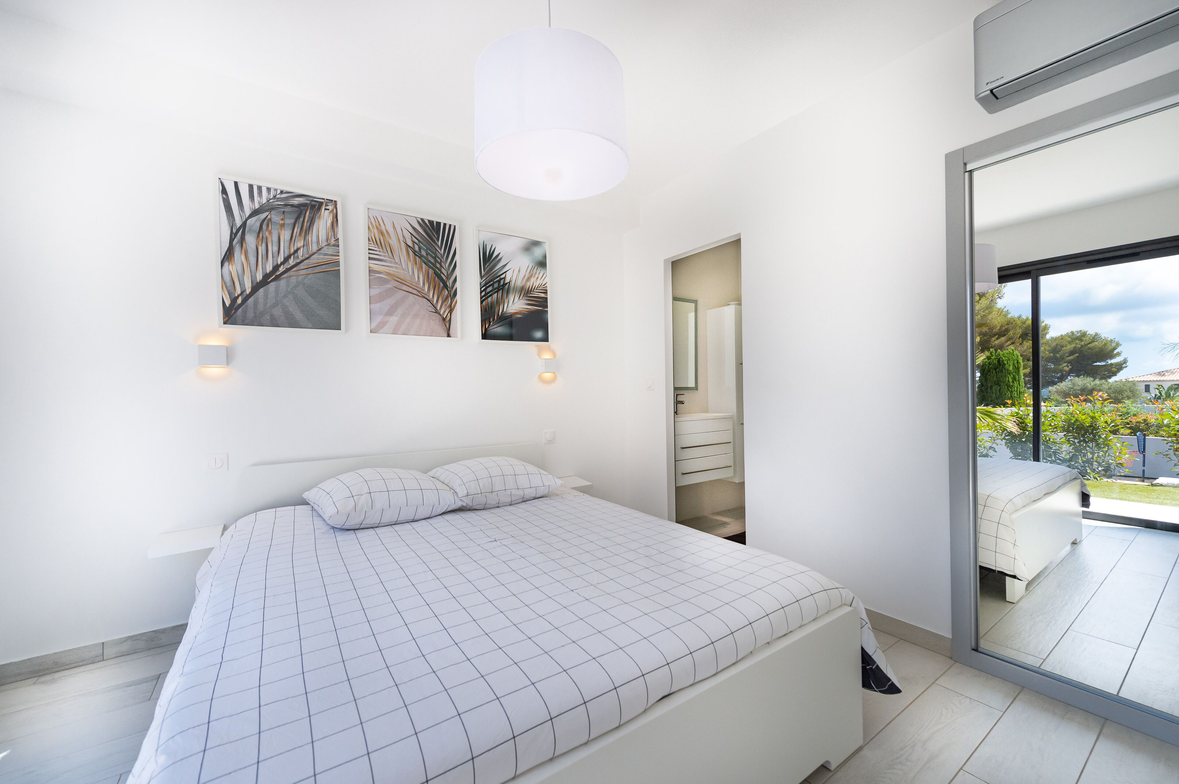 4 chambres, coffres-forts dans les chambres, fer et planche à repasser