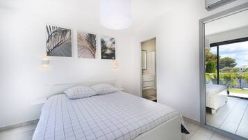 4 chambres, coffres-forts dans les chambres, fer et planche Ă repasser