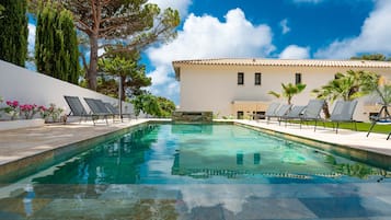 Een buitenzwembad en een verwarmd zwembad