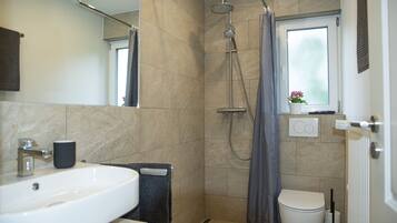 Dusche, Haartrockner, Handtücher, Seife