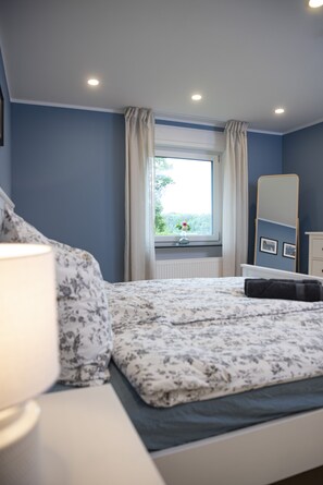 1 Schlafzimmer, Schreibtisch, Bügeleisen/Bügelbrett, Reisekinderbett