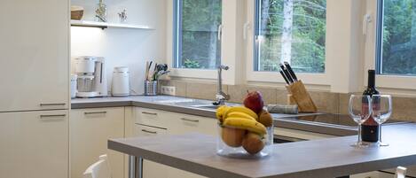 Réfrigérateur, un four, surface de cuisson, lave-vaisselle