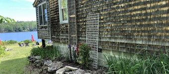 Lakefront cottage with privacy and charm!