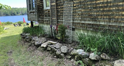Lakefront cottage with privacy and charm!