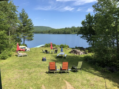 Lakefront cottage with privacy and charm!