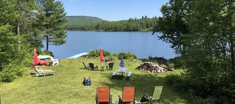 Lakefront cottage with privacy and charm!