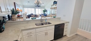 Residenza, letti multipli, accesso alla piscina, vista oceano | Cucina privata | Frigorifero, microonde, forno, piano cottura