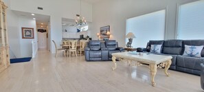 Residenza, letti multipli, accesso alla piscina, vista oceano | Soggiorno | TV 40 pollici con canali via cavo