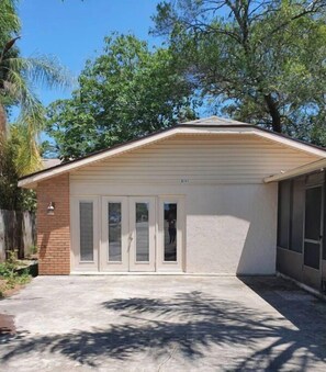 Exterior - Cozy suite with separate entrance. (New Port Richey)