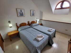 Een kluis op de kamer, een strijkplank/strijkijzer, gratis wifi