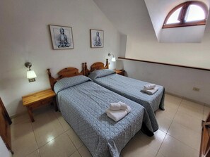 Coffres-forts dans les chambres, fer et planche à repasser