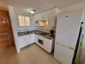 Een koelkast, een microgolfoven, een oven