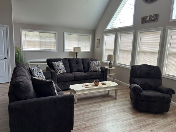 تلفزيون ذكي، مدفأة، كُتُب