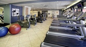 Ett gym med löpband, crosstrainers och träningsbollar.