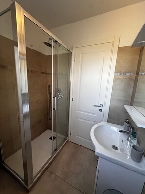 Een douche, een haardroger, handdoeken, zeep
