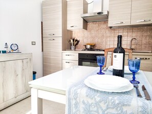 Fridge, oven, coffee/tea maker, cookware/dishes/utensils - Stellina Apartment - Affitti Brevi Italia (Cardedu)